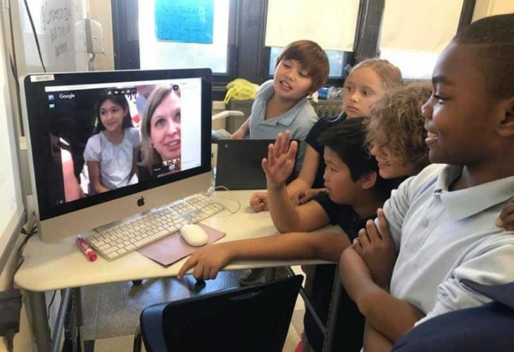 Estudiantes conversando por videollamada con otros y otras estudiantes