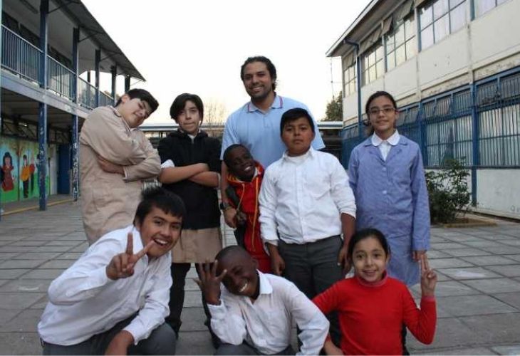 Camilo Torreblanca posando con sus estudiantes