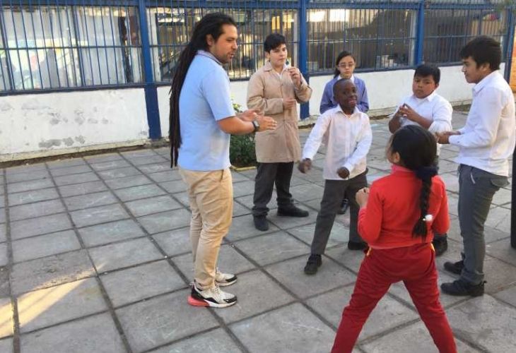 Camilo Torreblanca explicando un ejercicio a sus estudiantes 