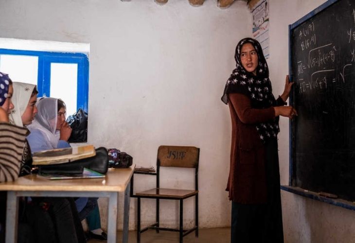 Profesora en escuela afgana 