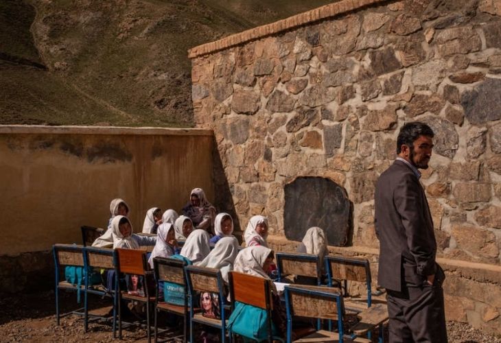 Estudiantes en escuela Afgana