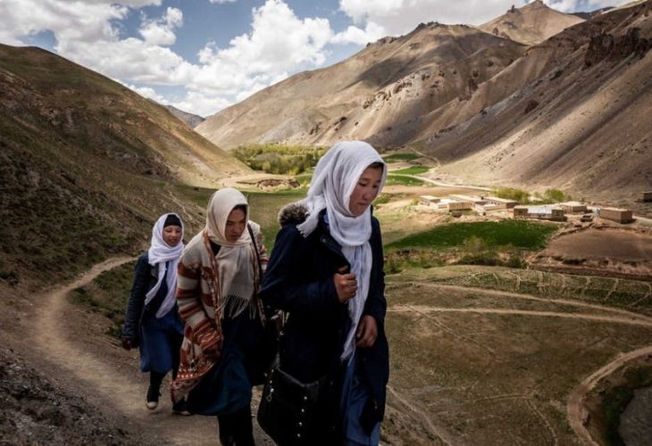Mujeres caminando a escuela (Afganistan)