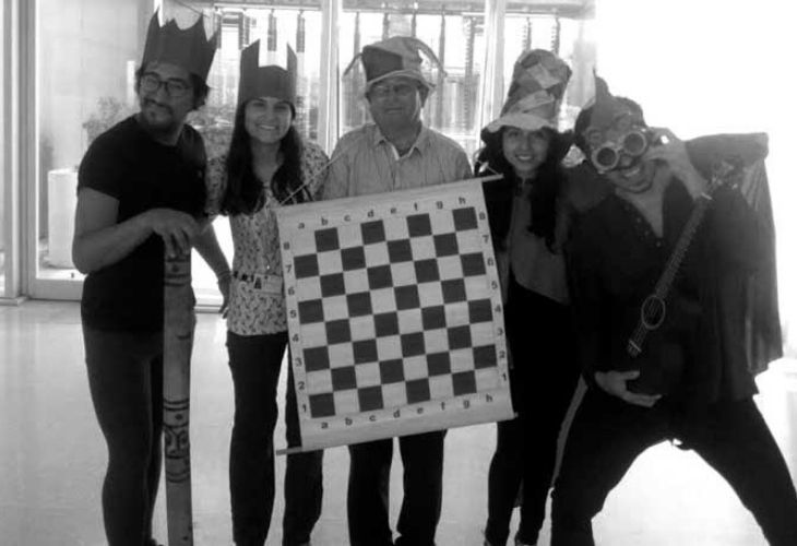 Foto de docentes con ajedrez gigante