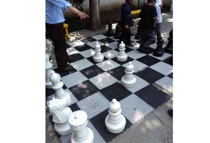 Foto de niñs jugando ajedrez gigante 