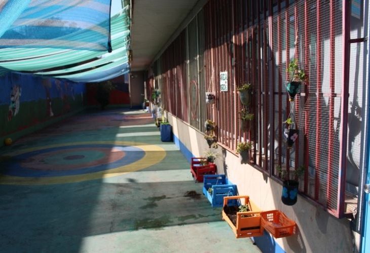 Patio salas de clases Jardín Infantil y Sala Cuna Ingeniero Luis Falcone 