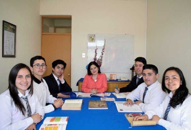 Marcela Henríquez y estudiantes
