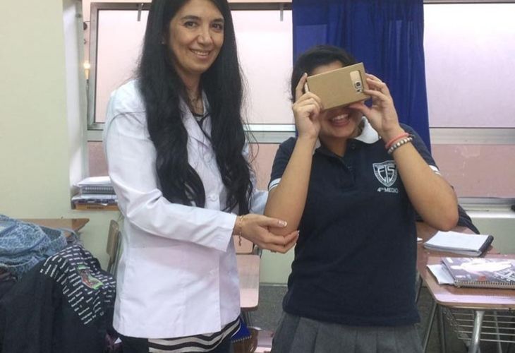 Karin y estudiante con realidad virtual