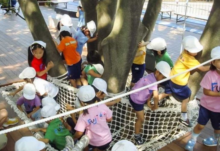 Fuji Kindergarten y niños en sus instalaciones