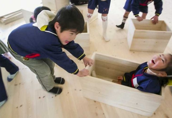 Fuji Kindergarten y niños jugando en sus instalaciones