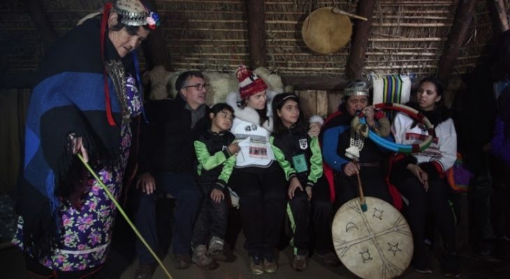 Foto donde sale Maggie MacDonnell junto a Eligio Salamanca y algunos representantes de la comunidad mapuche, durante una visita a la Aracaunía