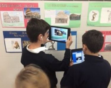 Estudiantes mirando arte a través de tablets