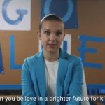 Millie Bobby Brown y otros famosos se “pintan de azul” por los derechos de los niños