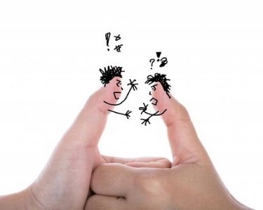Foto de dos dedos de diferentes manos que están dibujados y se enfrentan en una discusión