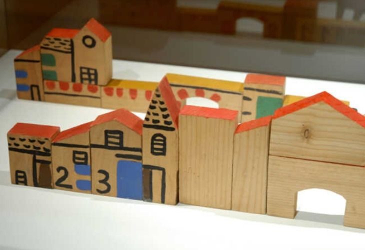 Foto de bloques de madera que forman casas