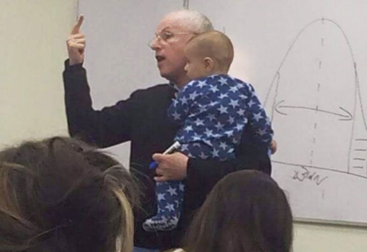 Profesor con su hijo en brazos y en clase