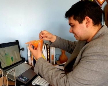 Víctor Gálvez, profesor de matemática, grabándose para subir un video a YouTube