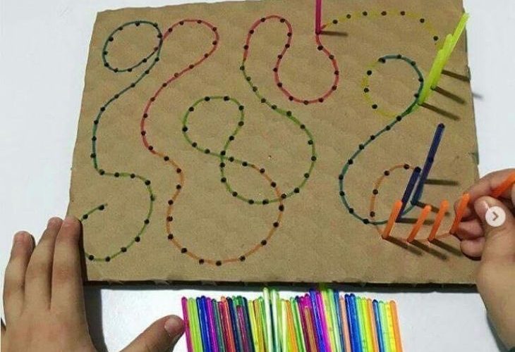 camino de colores en un cartón donde se inserten lapices