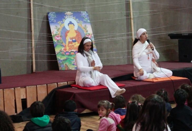 Foto docentes y estudiantes meditando