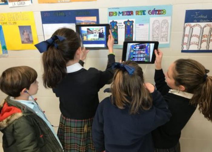 Niños mirando arte a través de tablets 