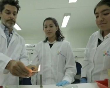 Francisco Pérez-Bannen, con estudiantes, realizando un experimento