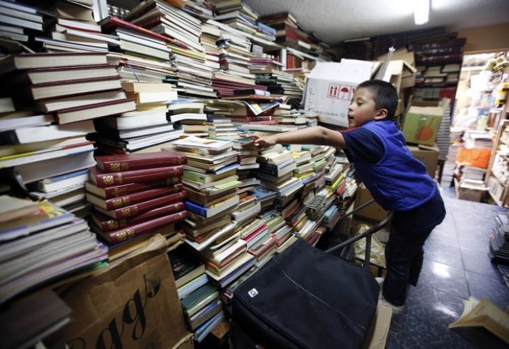 Niño con muchos libros