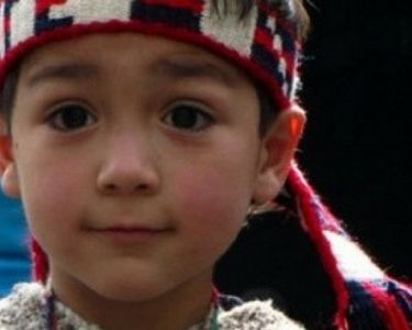 Niño con vestimenta mapuche
