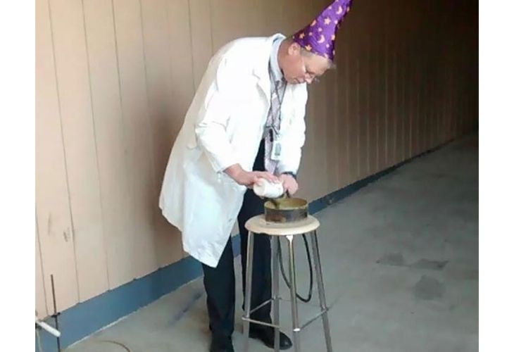 Profesor disfrazado de mago