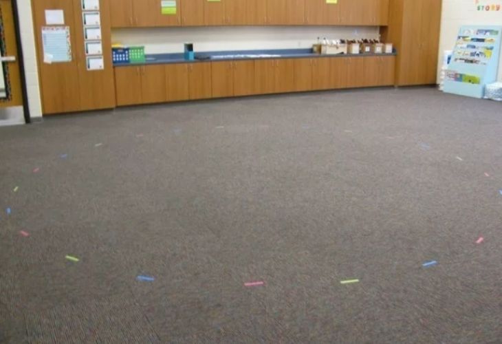 Velcros de colores en el suelo