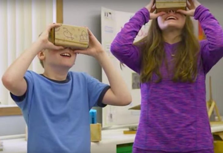 Estudiantes probando la realidad virtual