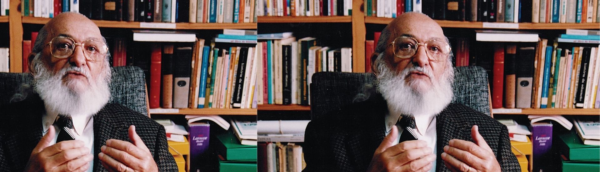 Fotografía de Paulo Freire en una biblioteca