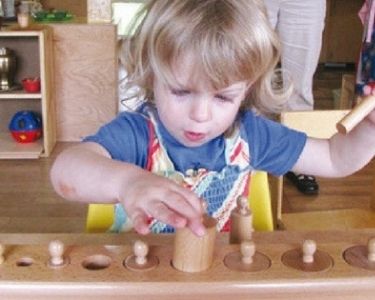Fotografía de un niño utilizando material Montessori
