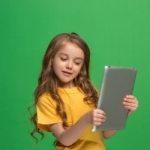 5 simples aplicaciones para explorar la pantalla verde con tus estudiantes