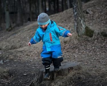 Un proyecto de una escuela de Dinamarca, parte de Escuelas por el Mundo. Se ve un niño divirtiéndose en un bosque.