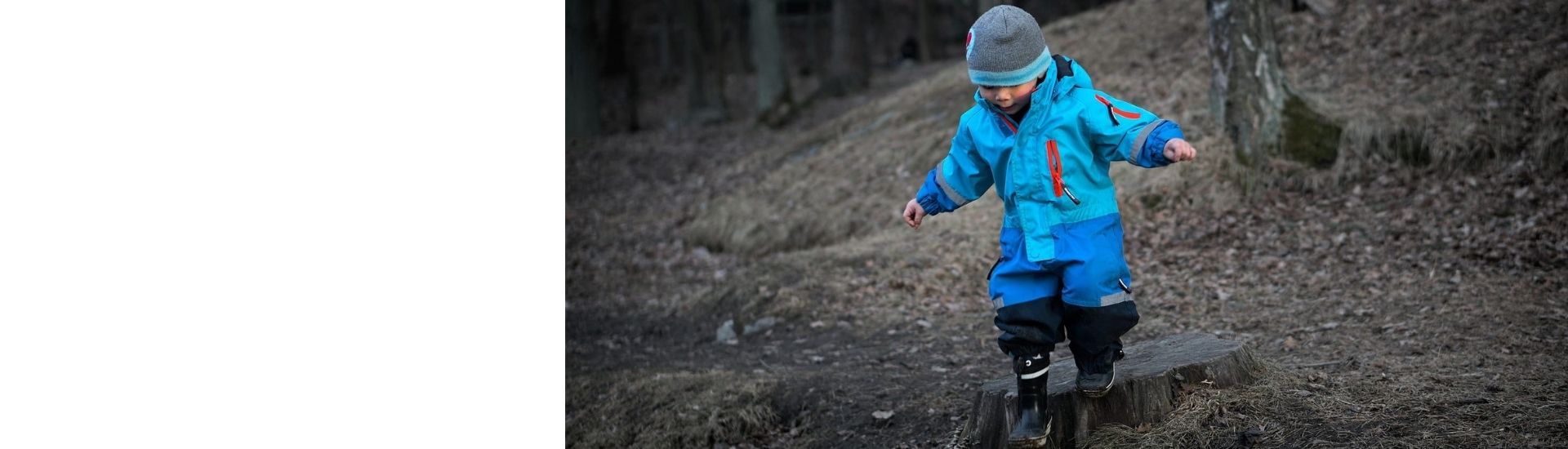 Un proyecto de una escuela de Dinamarca, parte de Escuelas por el Mundo. Se ve un niño divirtiéndose en un bosque.