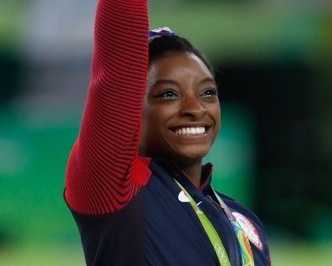 Fotografía donde se ve el rostro sonriente de la gimnasta estadounidense Simon Biles durante los Juegos Olímpicos de Río de Janeiro 2016