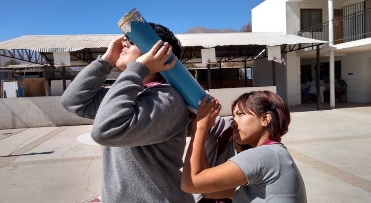 Fotos de Maritza Arias junto a sus estudiantes, con quienes realiza ejercicios matemáticos con astronomía. Fotos cortesía de Maritza Arias.