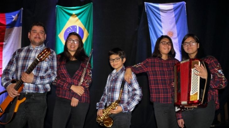 Profesor Alejandro de Música con cuatro de sus estudiantes de la Orquesta EgC  durante una gira internacional