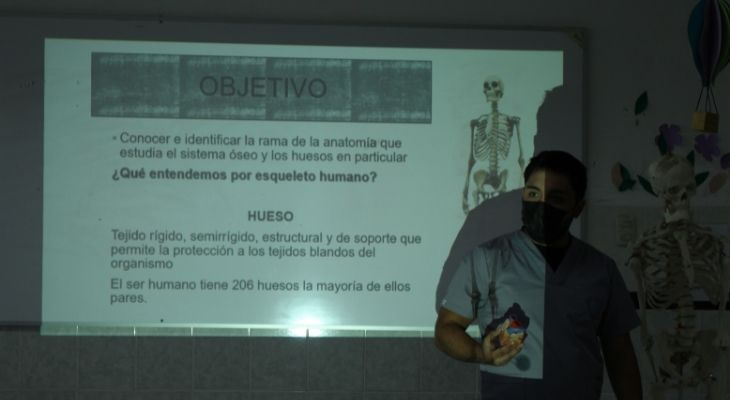 Fotografía del profesor Nicolás Venega durante sus clases de enfermería