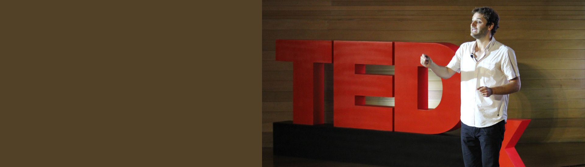 Fotografía donde sale Joaquín Wallker, con el el logo de charla TED de fondo.