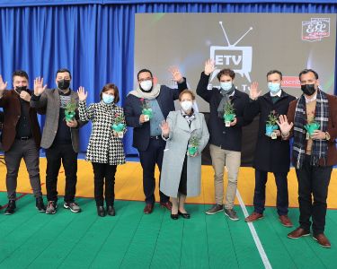 Fotografía de autoridades y docentes en el anuncio de T4 Education sobre el proyecto Emilia TV entre los anunciados como las escuelas más innovadoras