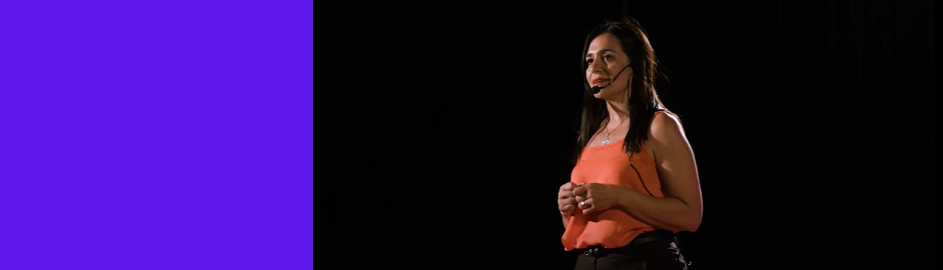 Profesora Romina Iragorre exponiendo en charla TED ED
