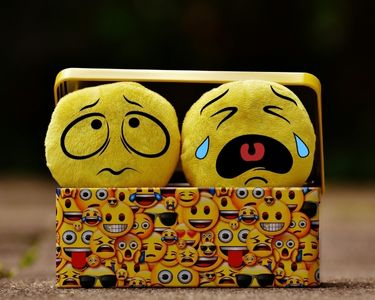 Caja pequeña forrada de stickers de emojis