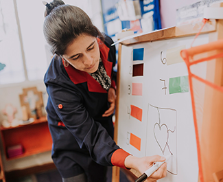 <div>
<div>Atracción</div>
<div>y retención docente</div>
</div>
