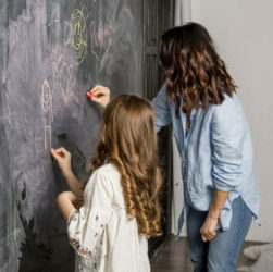 Resultados Índice Elige Educar 2025: El 64% de las personas piensa que los profesores realizan un aporte a la sociedad mayor que cualquier otra profesión