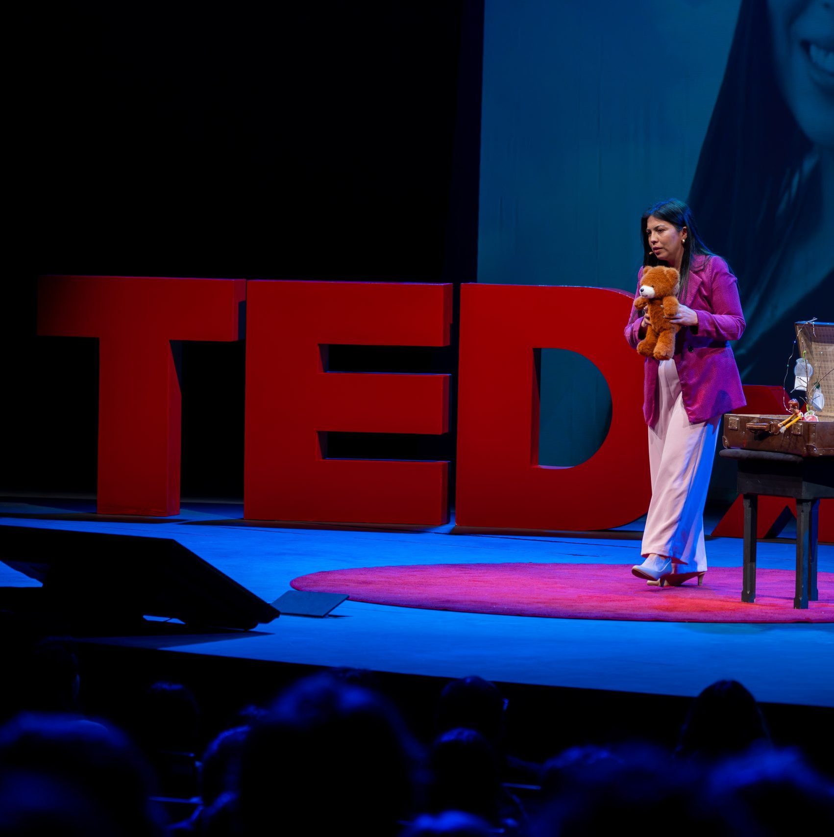 Ganadora del Global Teacher Prize Chile 2025, Yohana Hernández, lleva la educación para la paz a TEDxFrutillar